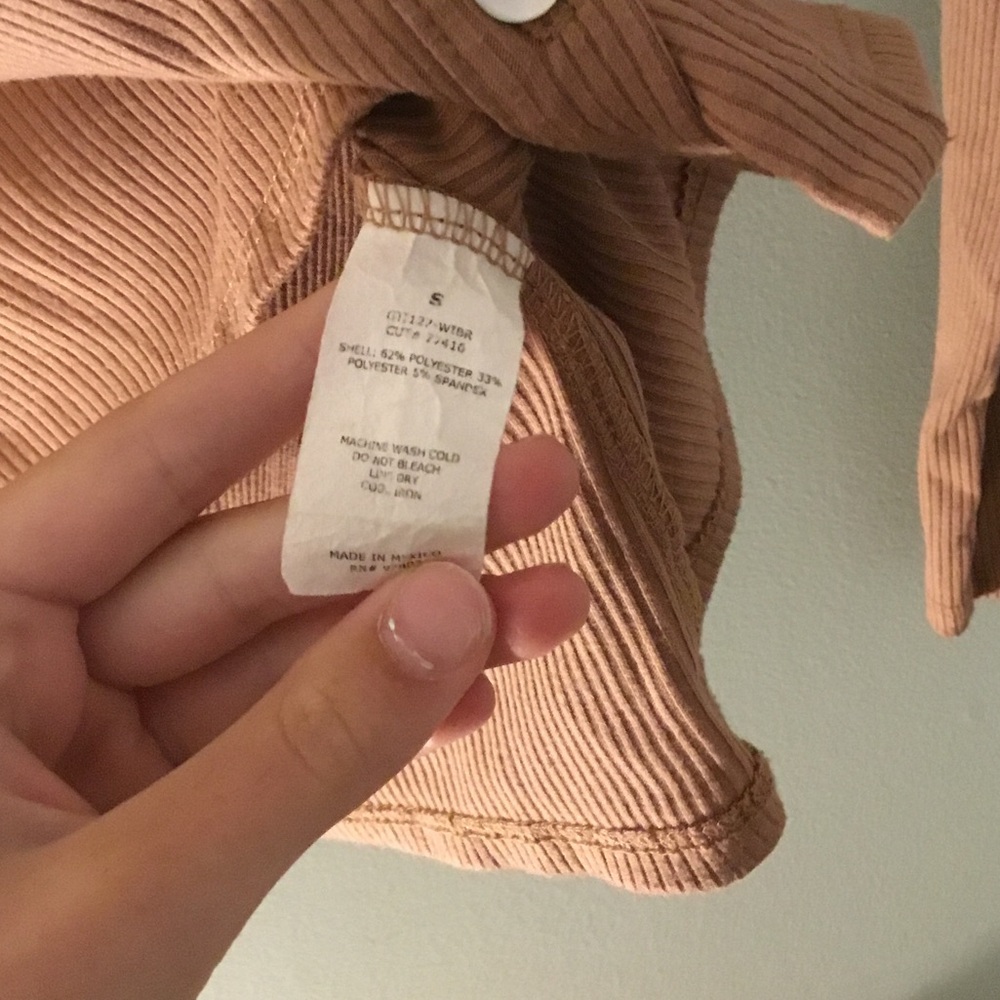 Green Envelope Ribbed Button-Up Top - Warm Tan - Picture 4 of 5